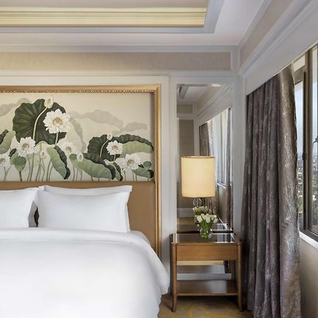 Dusit Thani Manila San Pedro Makati Exterior foto A bedroom at the hotel