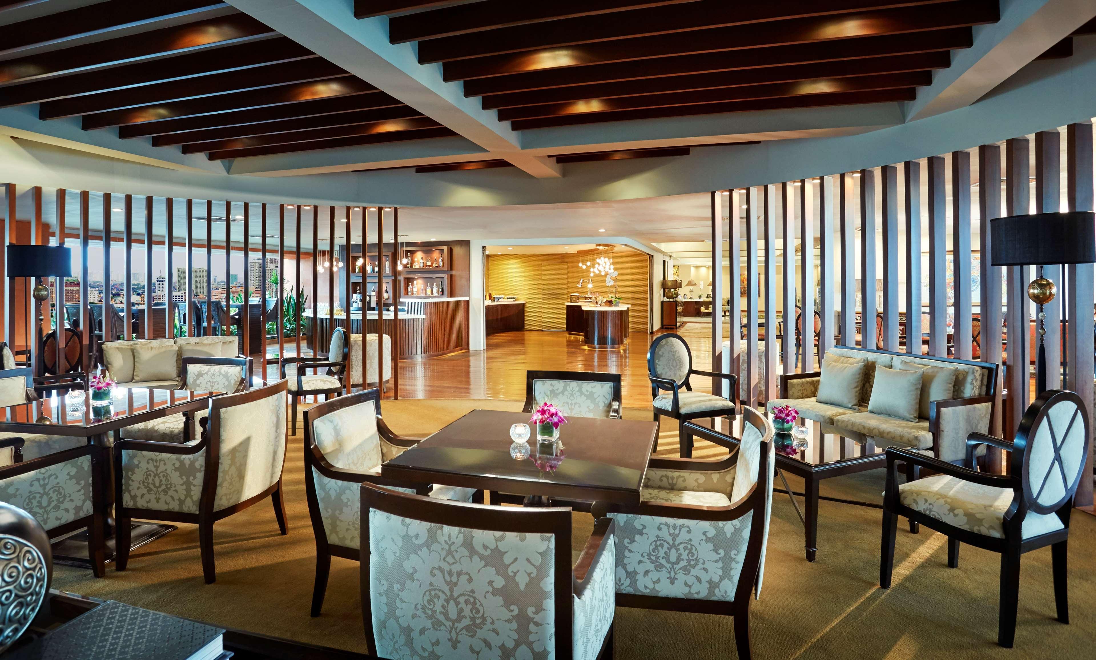 Dusit Thani Manila San Pedro Makati Exterior foto The lounge at the airport