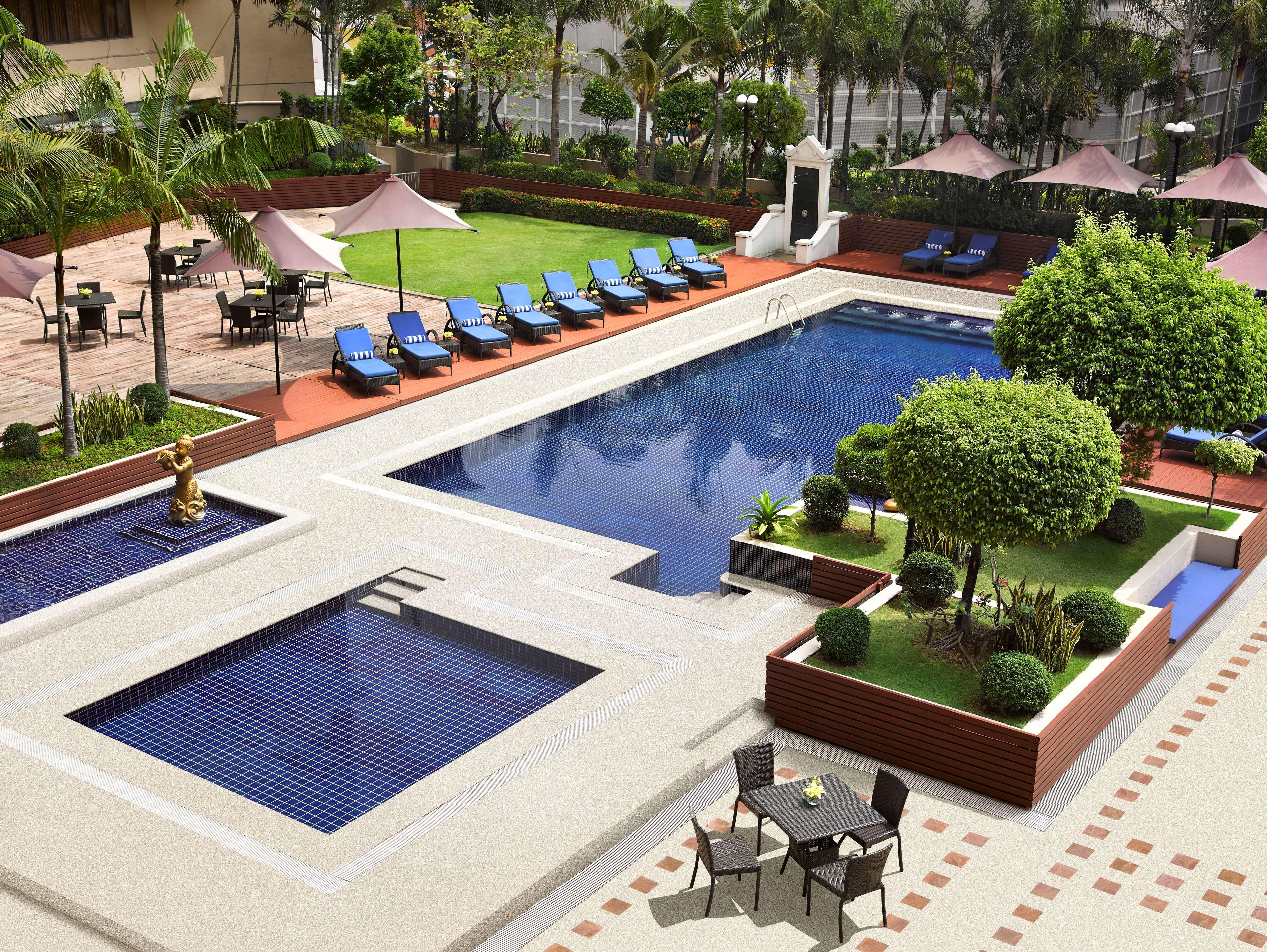 Dusit Thani Manila San Pedro Makati Exterior foto The pool at the hotel