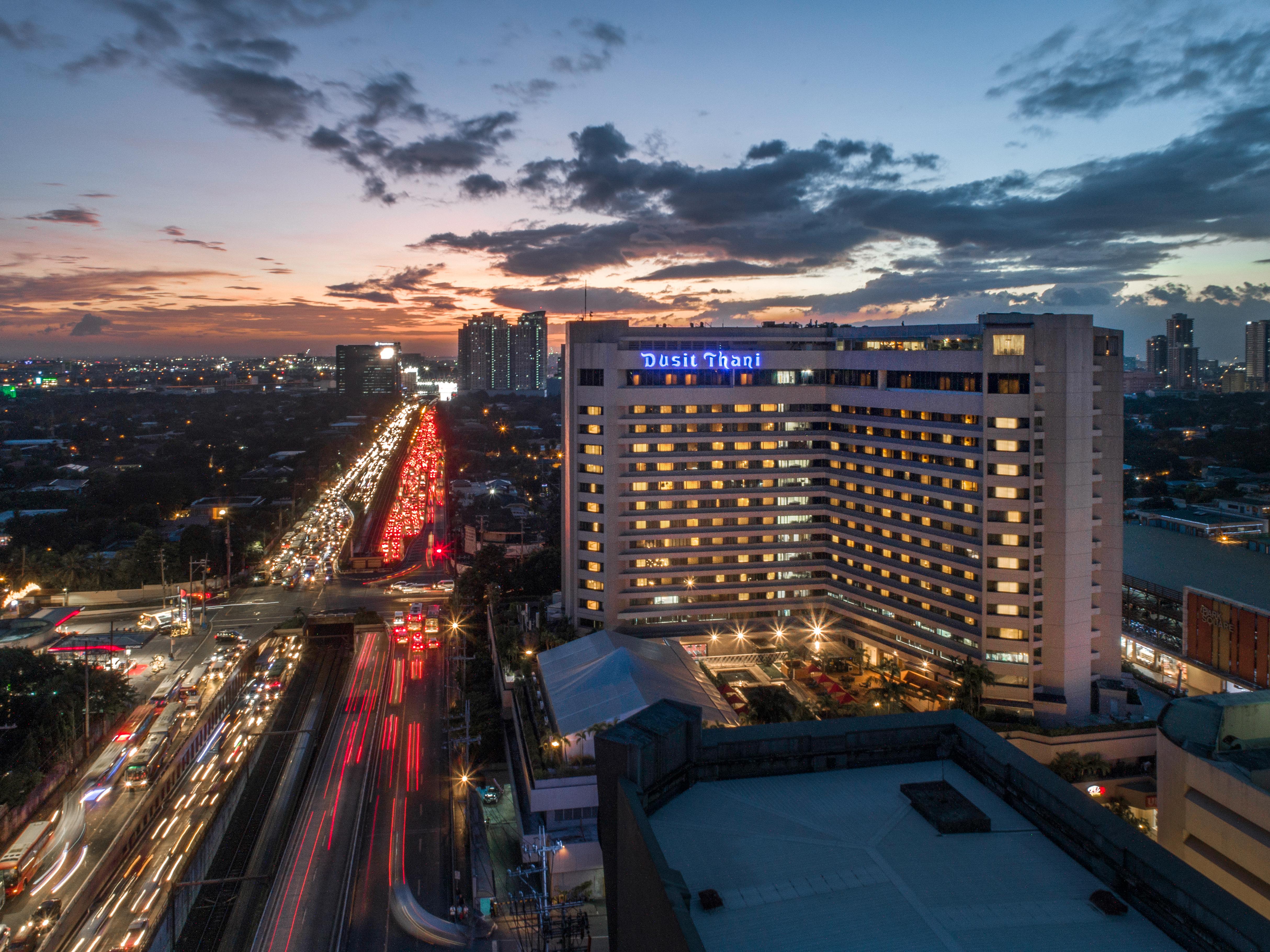 Dusit Thani Manila San Pedro Makati Exterior foto The hotel at night