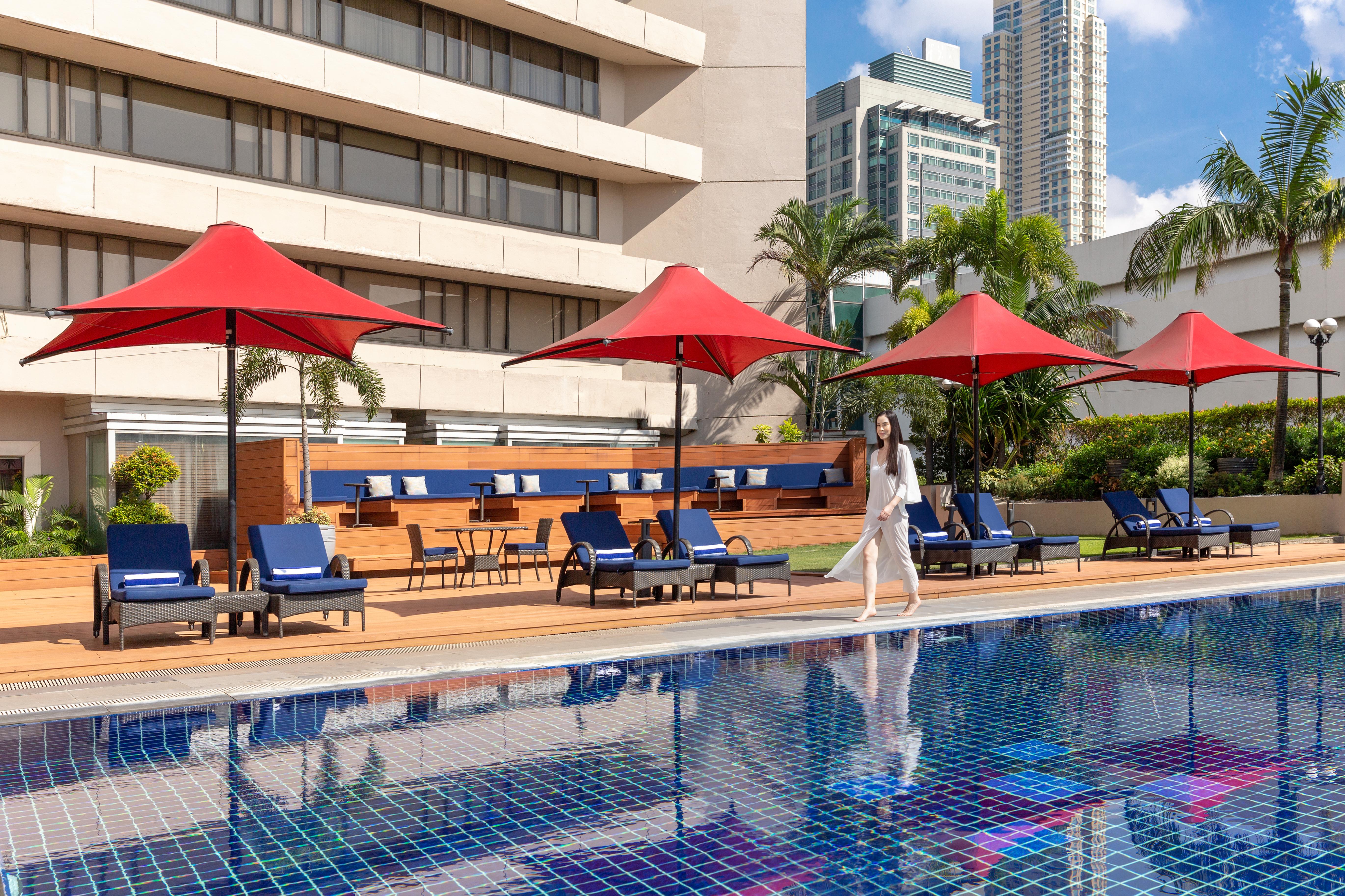 Dusit Thani Manila San Pedro Makati Exterior foto The pool at the hotel