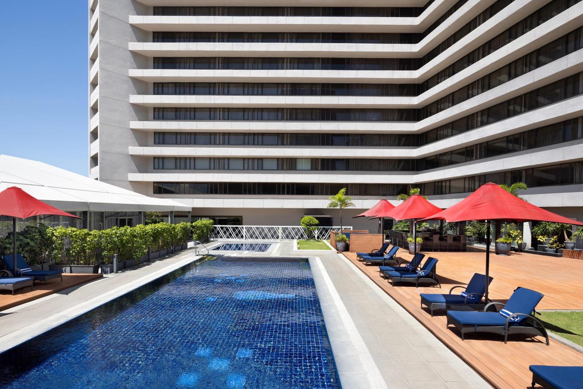 Dusit Thani Manila San Pedro Makati Exterior foto The pool at the hotel