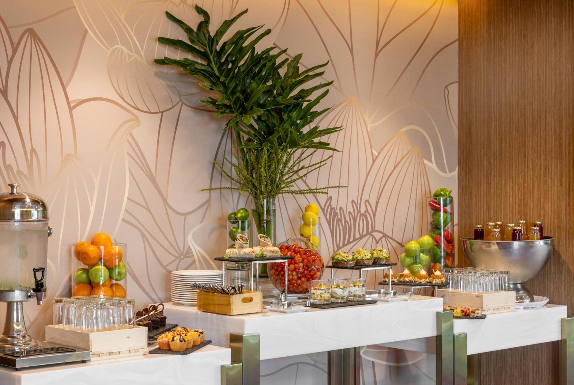 Dusit Thani Manila San Pedro Makati Exterior foto A buffet at a hotel