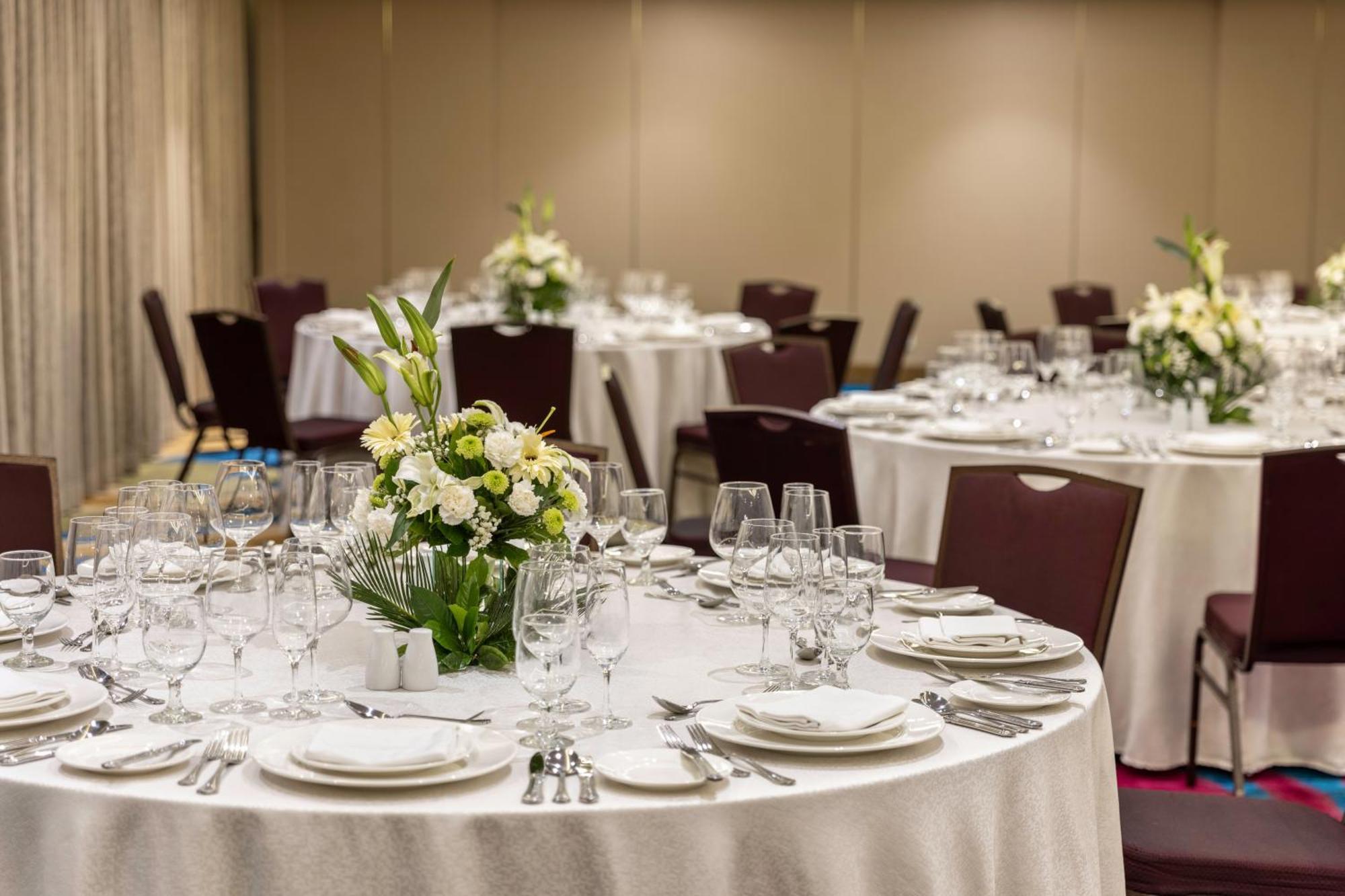 Dusit Thani Manila San Pedro Makati Exterior foto A table set for a formal dinner