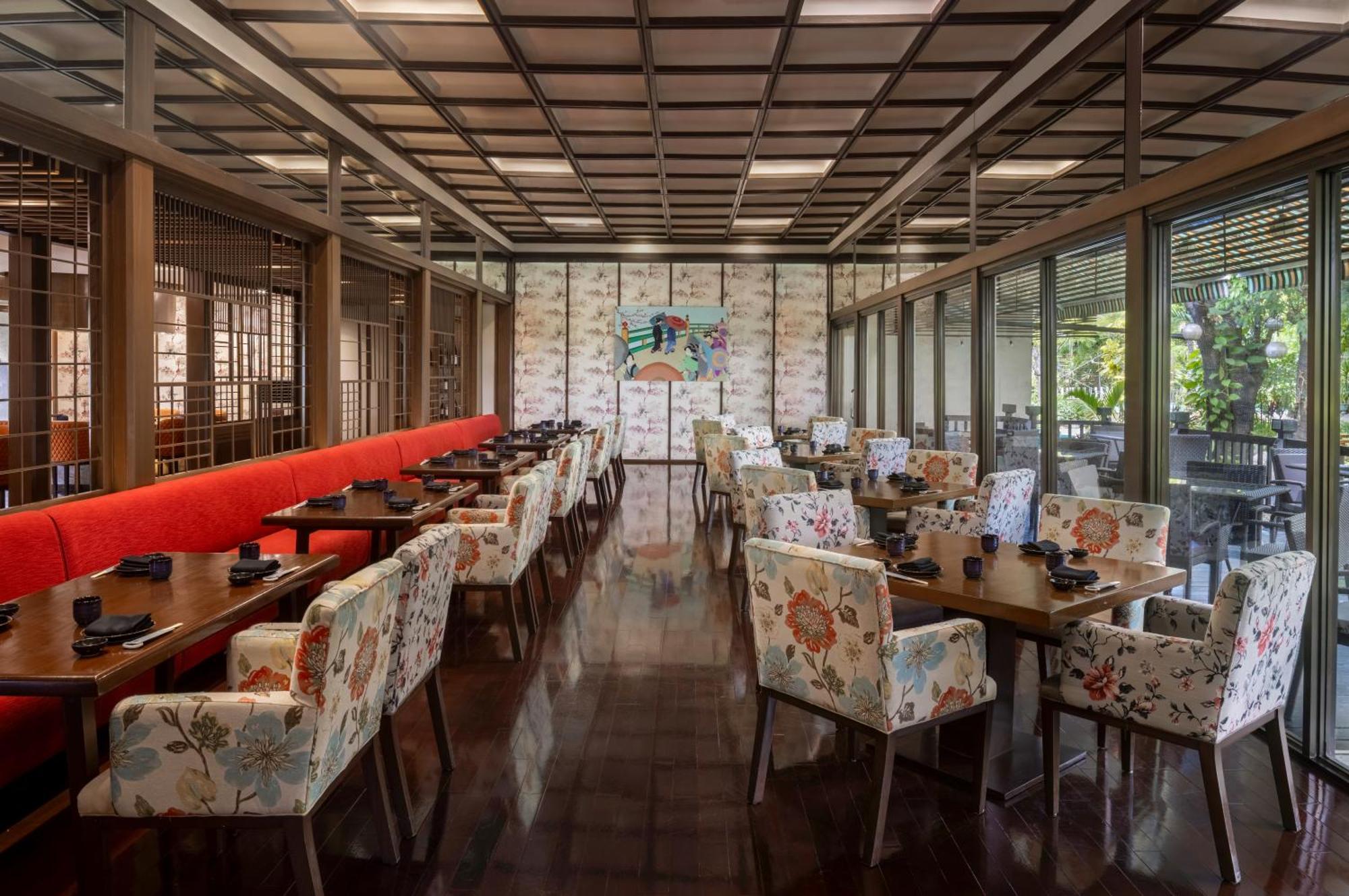 Dusit Thani Manila San Pedro Makati Exterior foto Interior of a restaurant in Tokyo