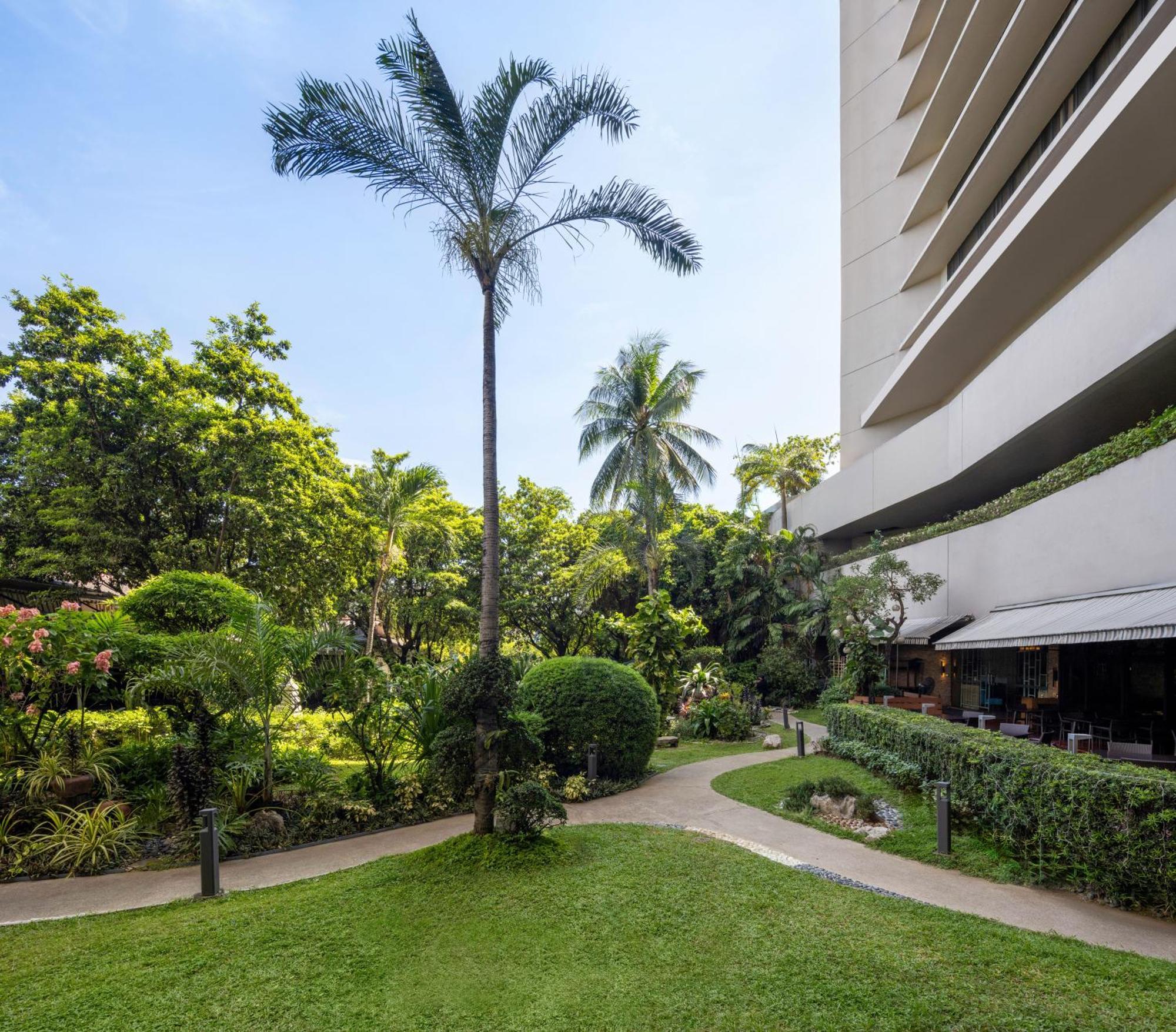 Dusit Thani Manila San Pedro Makati Exterior foto The hotel's garden