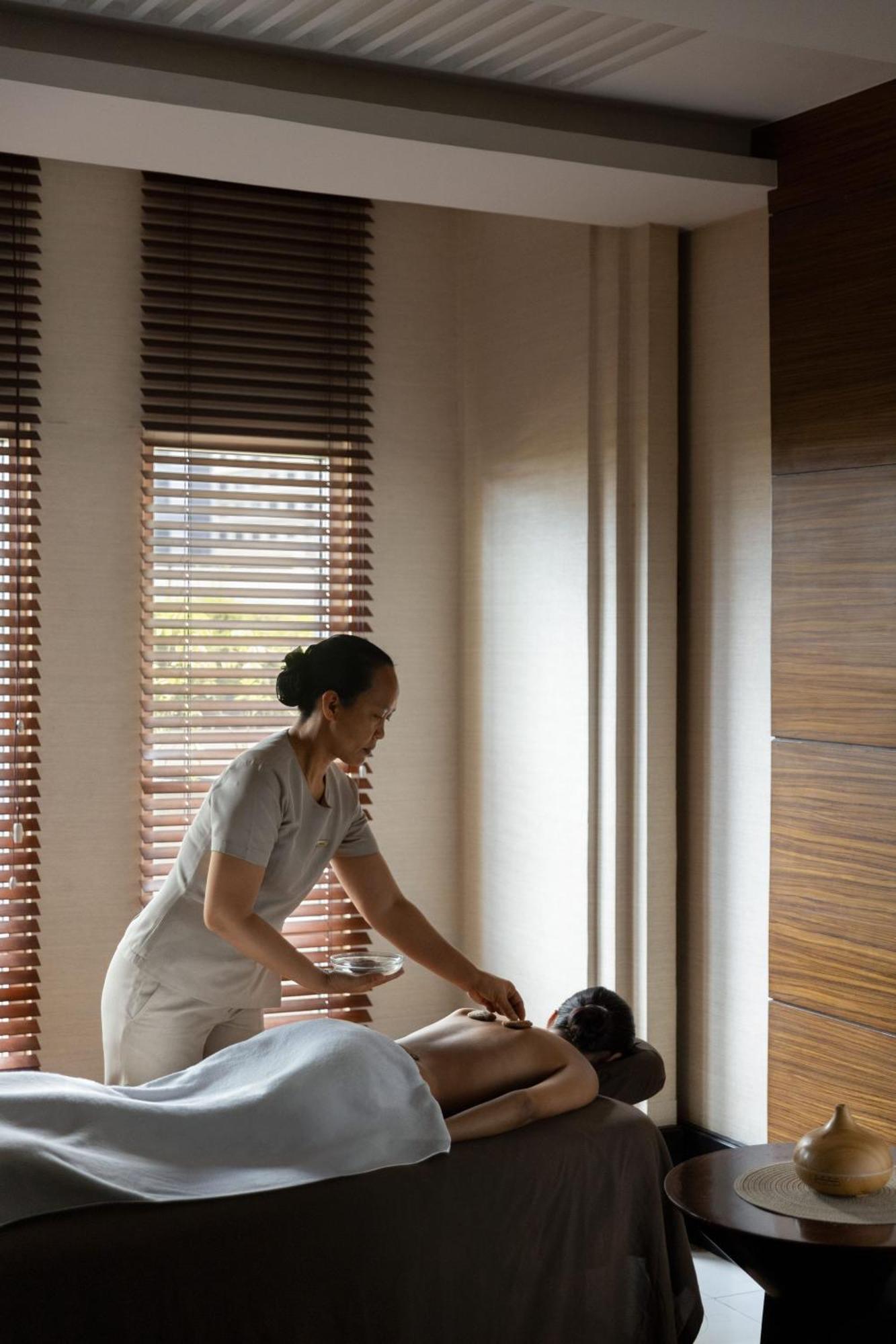 Dusit Thani Manila San Pedro Makati Exterior foto A hotel maid in the Maldives