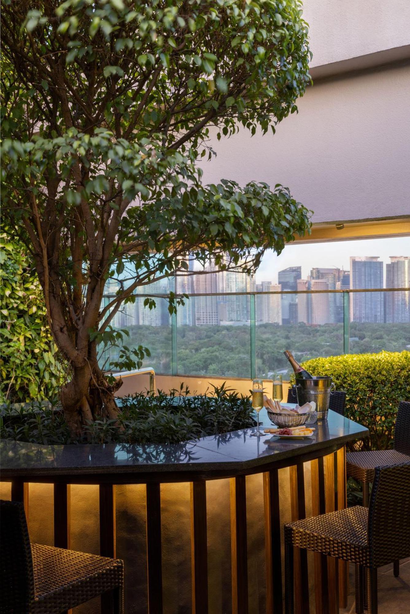Dusit Thani Manila San Pedro Makati Exterior foto The Park, Hyderabad