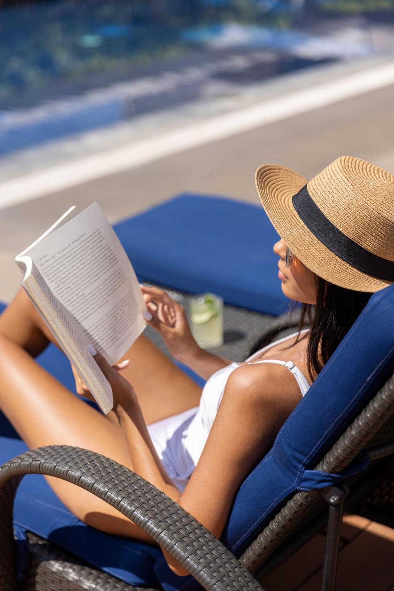 Dusit Thani Manila San Pedro Makati Exterior foto A woman reading a book