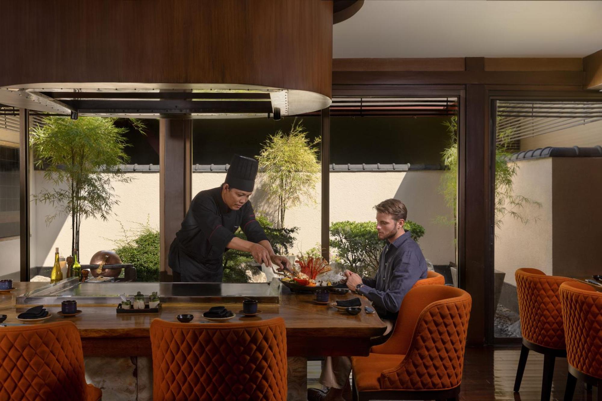 Dusit Thani Manila San Pedro Makati Exterior foto Chef at work at the hotel's restaurant