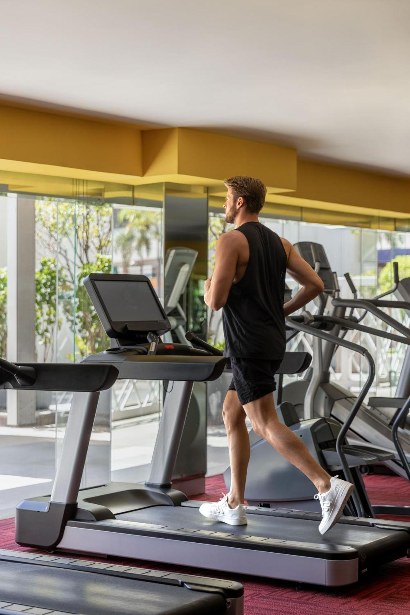 Dusit Thani Manila San Pedro Makati Exterior foto A treadmill in use