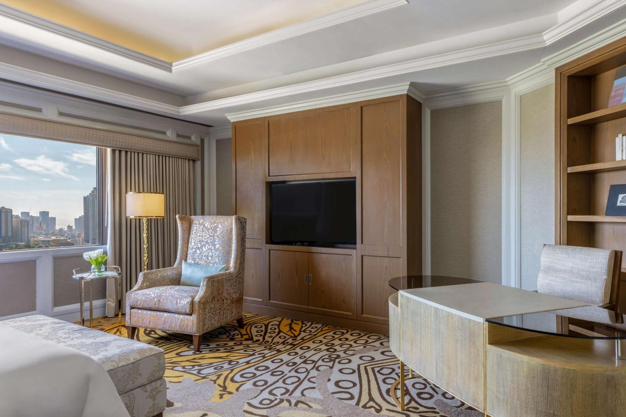 Dusit Thani Manila San Pedro Makati Exterior foto A living room in a suite at the hotel