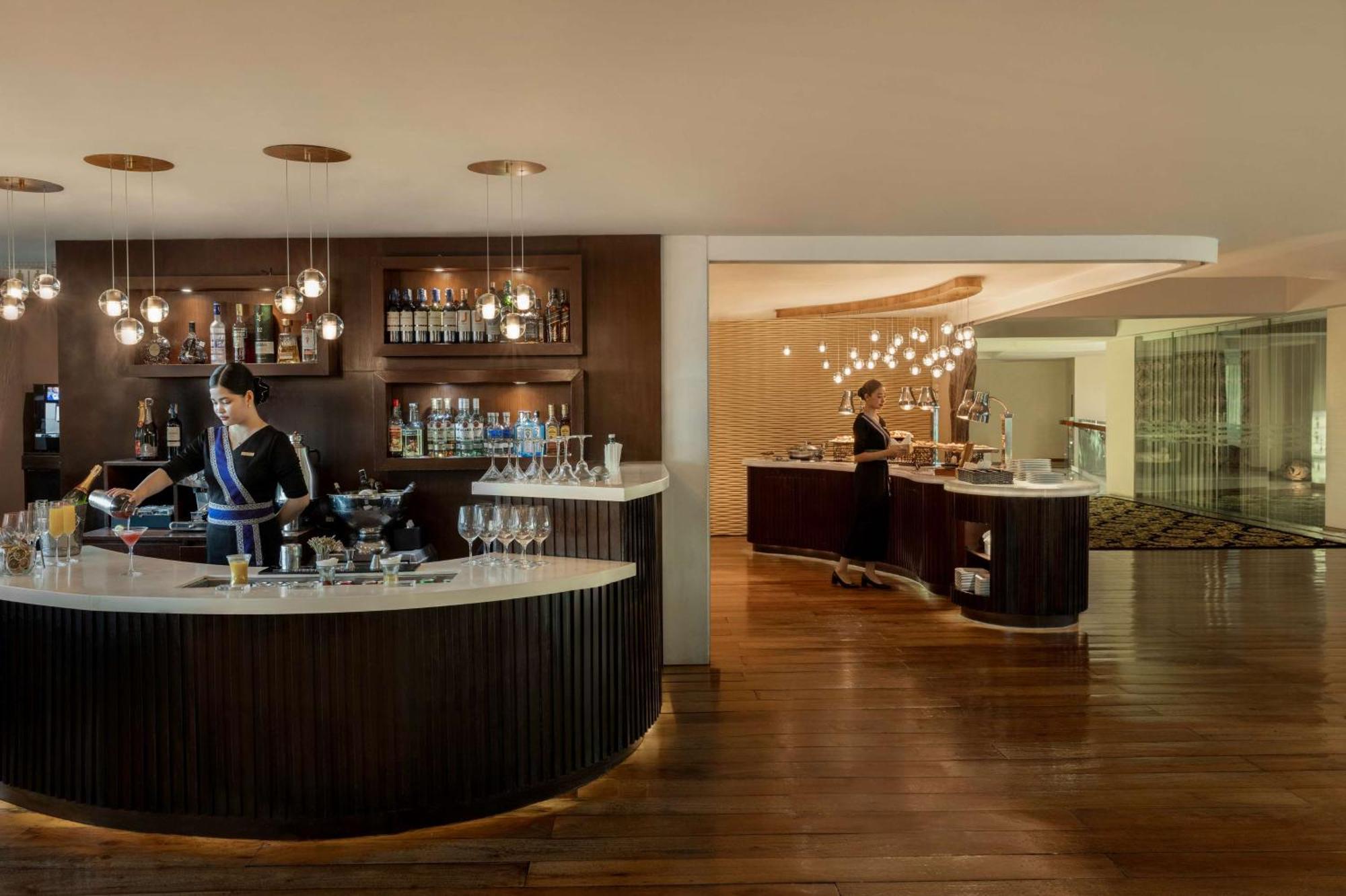 Dusit Thani Manila San Pedro Makati Exterior foto The bar at the lounge